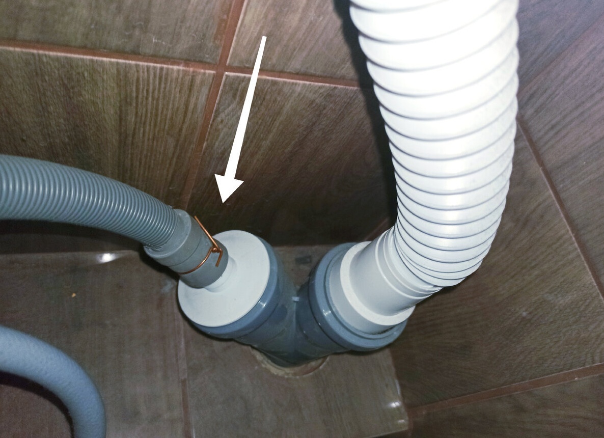 Запах из стиральной машинки, большой расход воды при стирке? Необходим обратный клапан (но есть подвох)