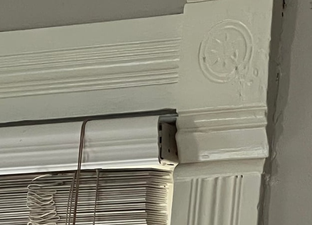 Дом приобретает законченный вид. Покрасил наличники на окнах второго этажа. Использую шовный герметик