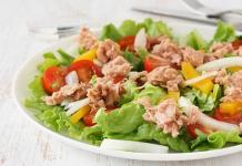 Salad with canned tuna and cucumber Salad with tuna and cucumber