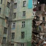 Niečí viacposchodová budova sa rúti do záhuby: zrútenie domu