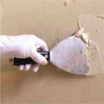 Pintar la superficie de la pared con mortero de cal Recubrir superficies pintadas con barniz
