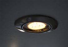Llambat LED shkëlqejnë pas fikjes: shkaqet dhe zgjidhjet
