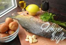 Riba pečena u pećnici s krumpirom na ruskom
