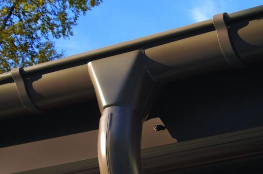 Come installare gli scarichi del tetto con le tue mani?