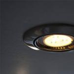 Las lámparas LED brillan después de apagarse: causas y soluciones