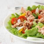 Salad with canned tuna and cucumber Salad with tuna and cucumber