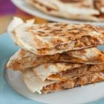 Kuhanje ukusne meksičke pileće quesadille Video: kuhanje klasične pileće quesadille kod kuće