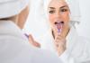 Príčiny zápachu z úst a ako sa s problémom vysporiadať