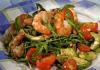 Salad with arugula and shrimp - a chic dish