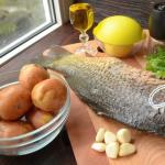 Ryby pečené v rúre so zemiakmi v ruštine