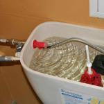 Çfarë duhet të bëni nëse uji rrjedh në tualet: si të riparoni rezervuarin dhe të mos derdhni para në kanalizim