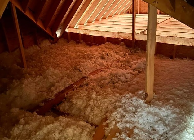 Вентиляционный зазор в мансардной кровле. Немного про его устройство, а так же, то как защитить его от насекомых и птиц